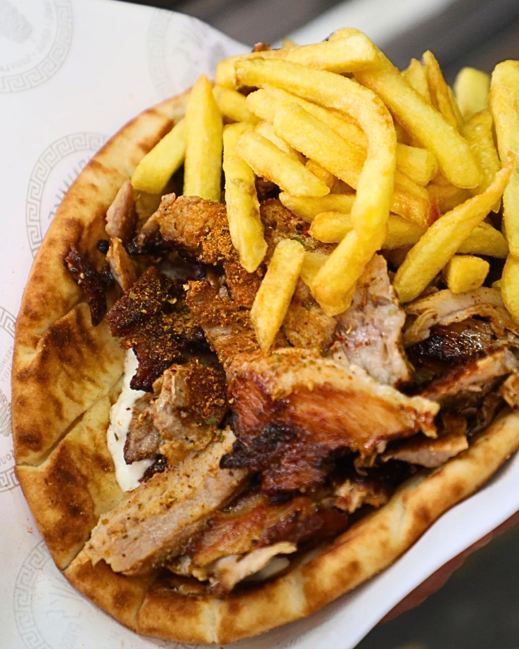 Ein köstlicher Gyros im Fladenbrot mit goldgelben Pommes und würzigem Fleisch