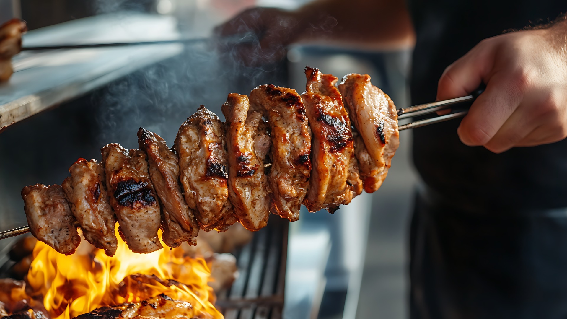Gyros-Fleisch, das an einem Fast-Food-Stand am Spieß gegrillt wird