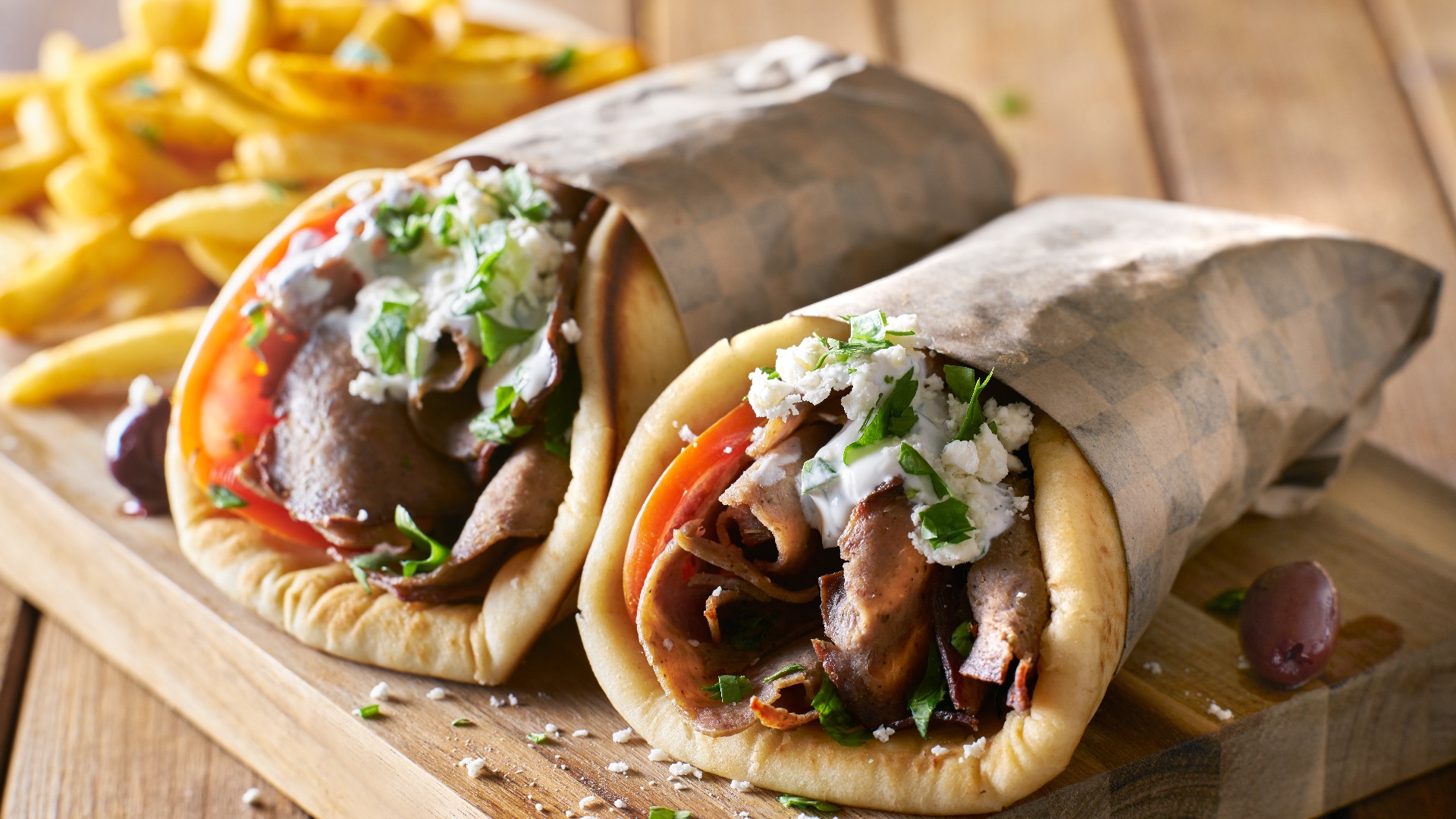 zwei griechische Gyros mit Lammfleischstreifen und Pommes frites